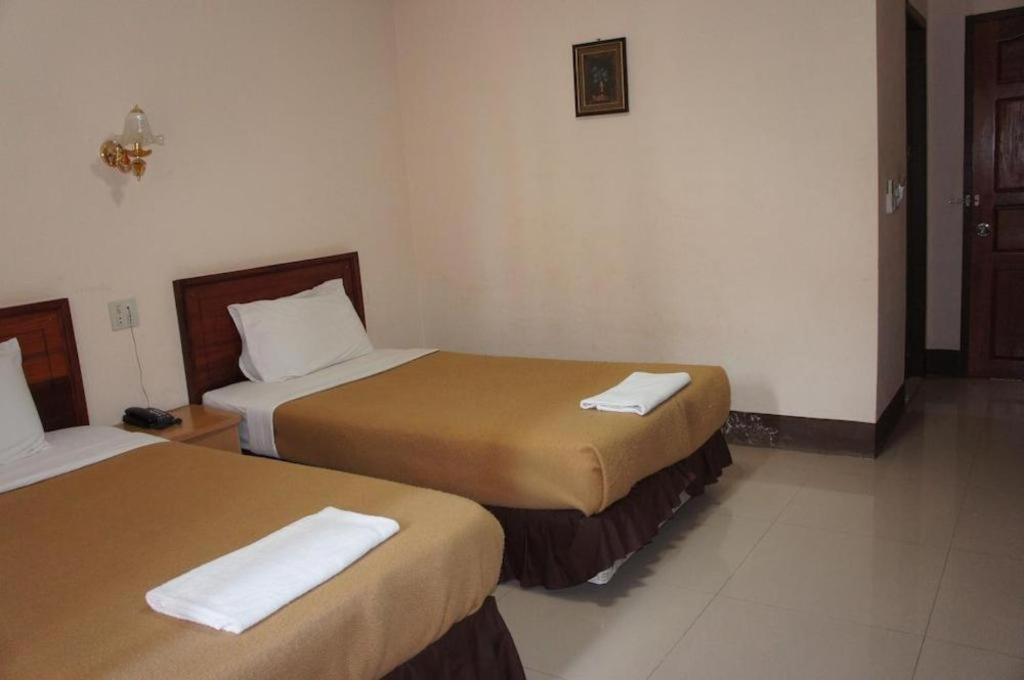 Chaleunehoung Hotel Vientiane Bagian luar foto
