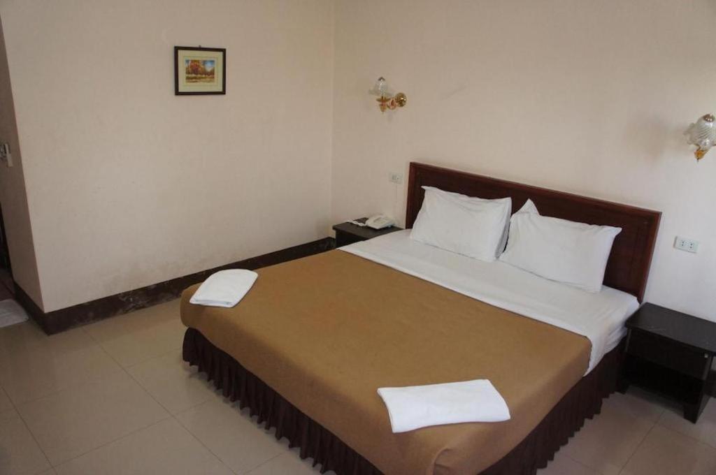 Chaleunehoung Hotel Vientiane Bagian luar foto